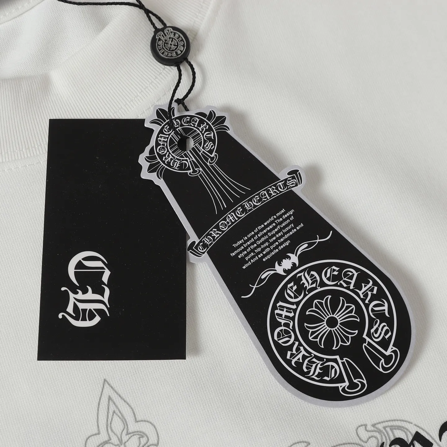 🅿️170 CHROME HEARTS/Chrome Heart CH Sanskrit printed short-sleeved T-shirt on the chest The fabric is made of 280g heavy combed cotton, customized with 32 count 1*1 threads. The garment is washed twice. The fabric is comfortable and skin-friendly without any strange feeling. Custom dyed fabric, with high textile density, good drape and not easy to deform. The thick texture and compact spinning process will not affect the breathability of the fabric. The saturation of the color is very high. Imported digital direct-injection printing technology. A versatile and good-looking short sleeve. The loose fit covers the flesh and makes you slim. Size: XS-L